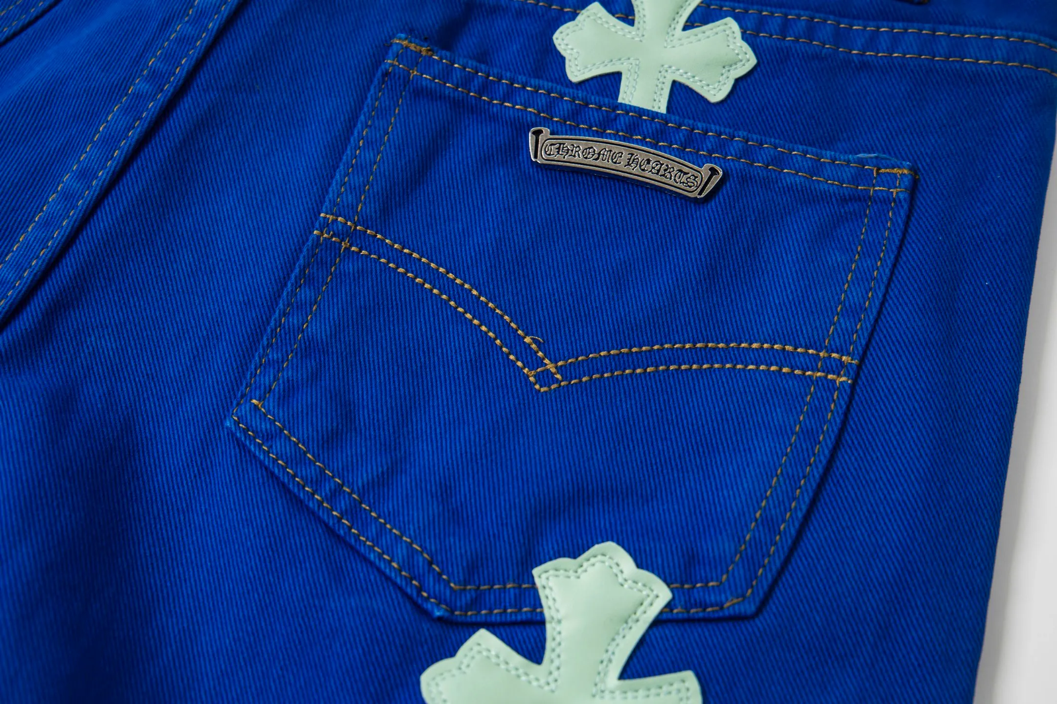 P270 💰 (Top version) Chrome hearts | ch Chrome hearts London limited dopamine blue leather jeans - charming dopamine personality jeans, indispensable for fashionistas, the same style for celebrities, and one touted by many bloggers. This new pair of pants is perfect in terms of shape and upper body. It is no exaggeration to say that making a pair of jeans is equivalent to the time of making 20 short-sleeved jeans. The fabric is made of high-quality imported denim. It has a unique high-end texture. I am very satisfied with it after washing and proofing several times. Color: dopamine blue Size: 28-30-32-34 (corresponds to S-M-L-XL)